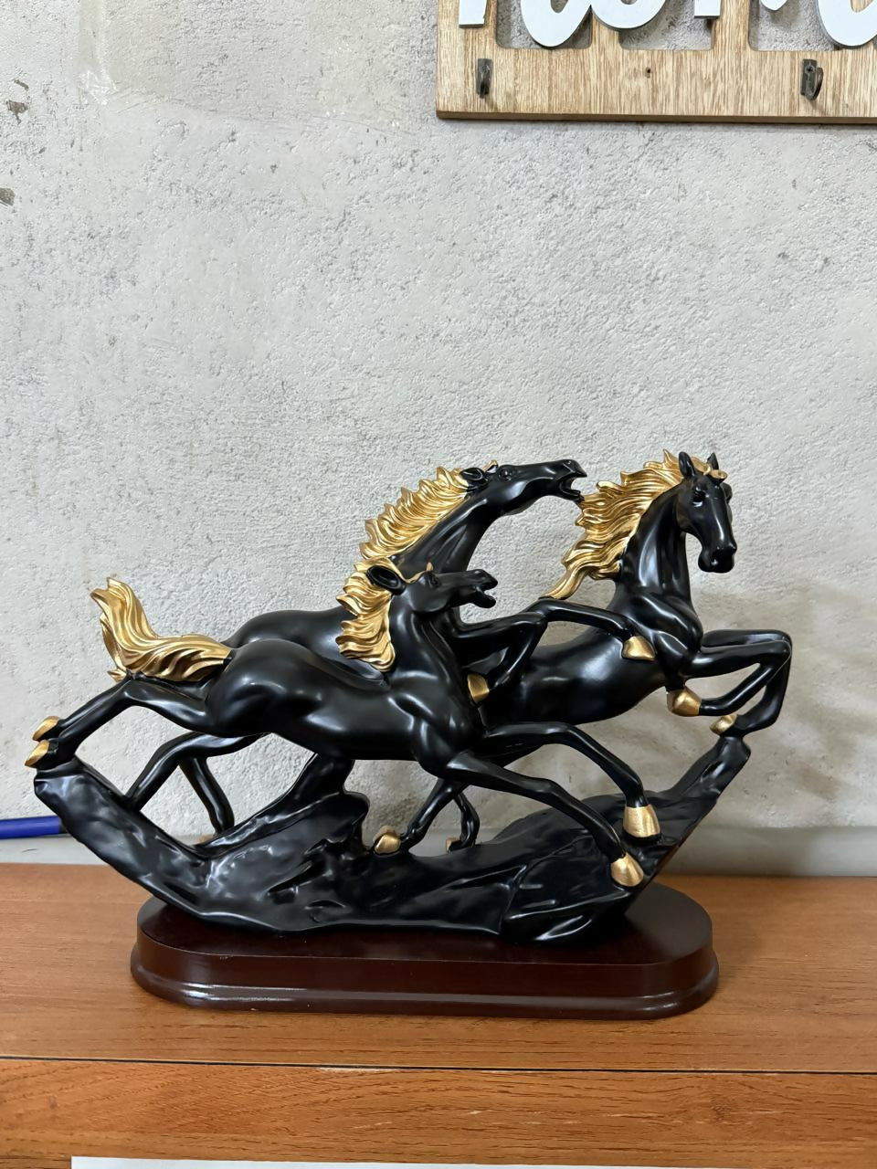 Running Horse Statue – Elegant Resin Home Decor Piece - Detail 8