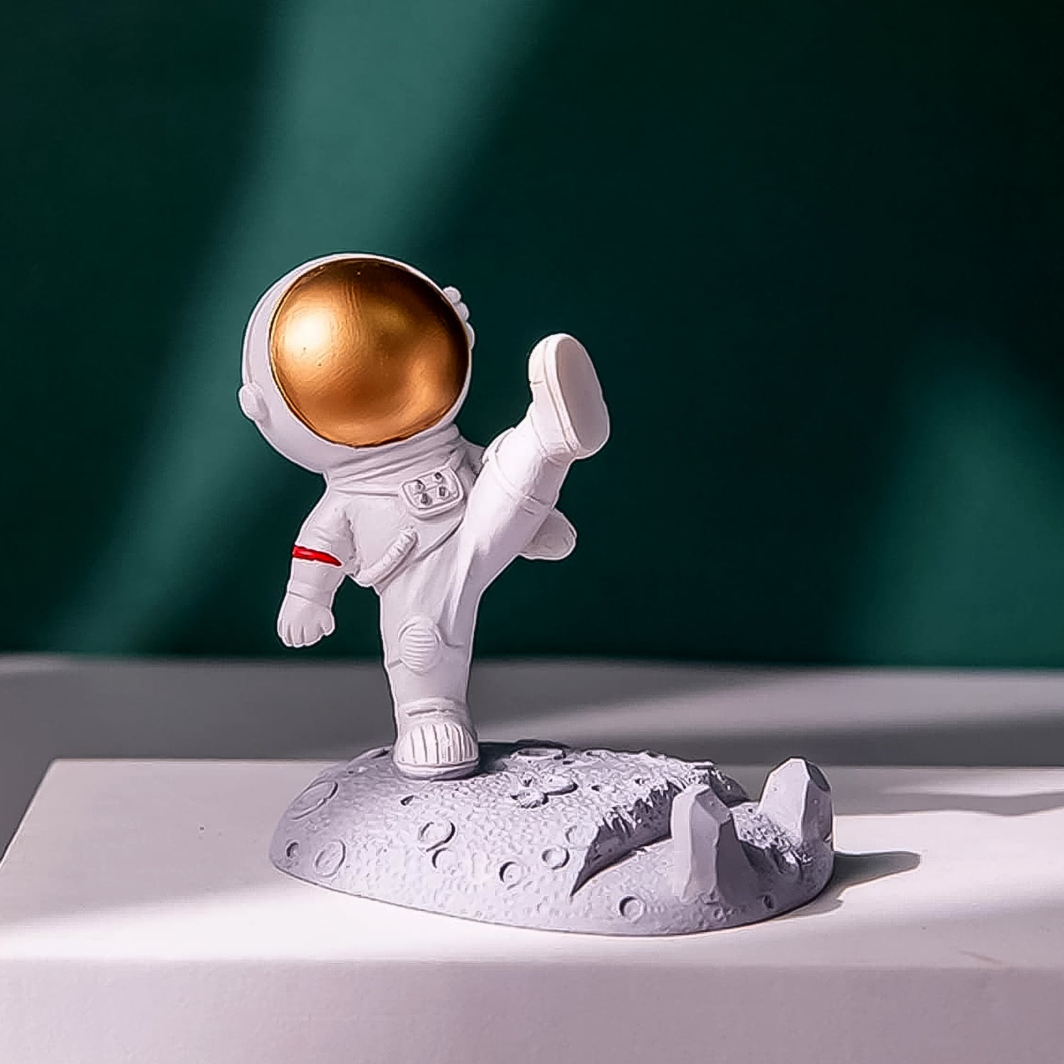 ALVENZA Astronaut Phone Holder – 3D Spaceman Design, Resin | PHOBIA