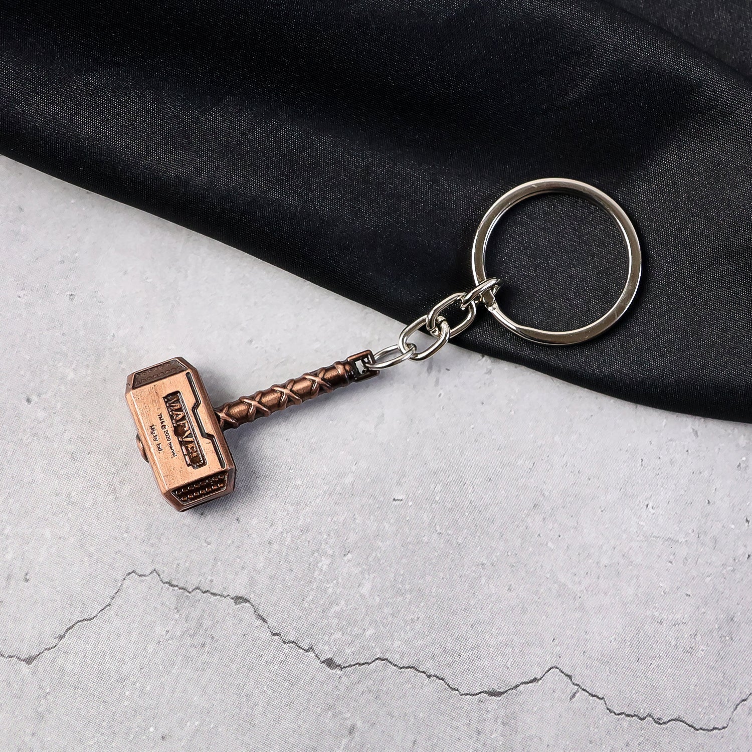 ALVENZA Metal Hammer Keychain – Durable Zinc Alloy Mini Keyring