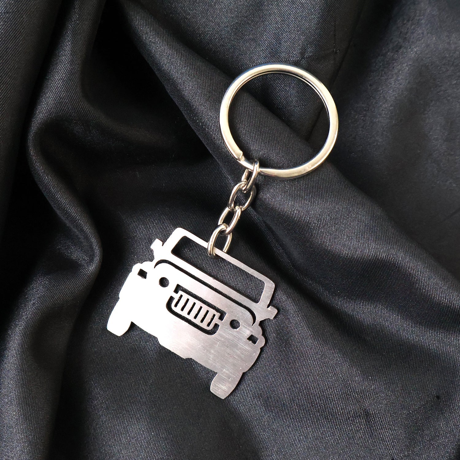 ALVENZA Metal Jeep Shape Keychain – Durable Stainless Steel Accessory