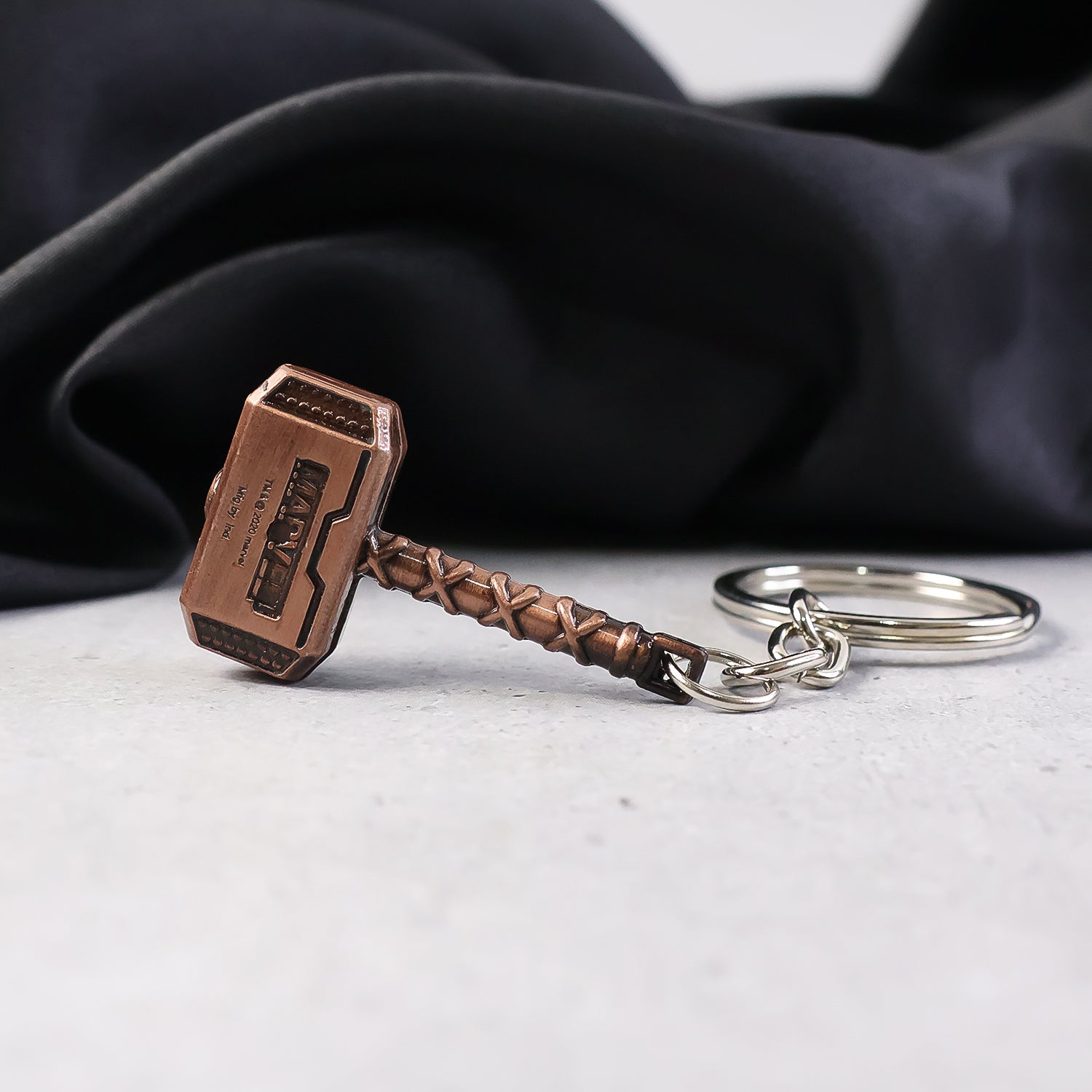 ALVENZA Metal Hammer Keychain – Durable Zinc Alloy Mini Keyring
