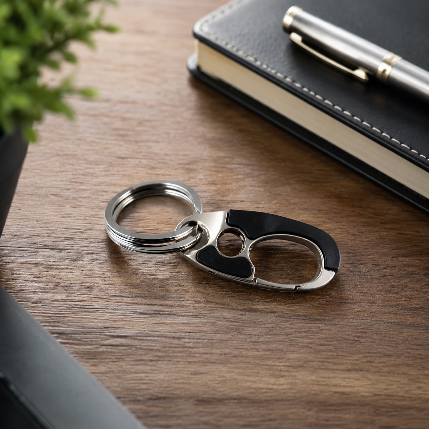 ALVENZA Stainless Steel Carabiner Keychain – Secure Lock & Compact Design