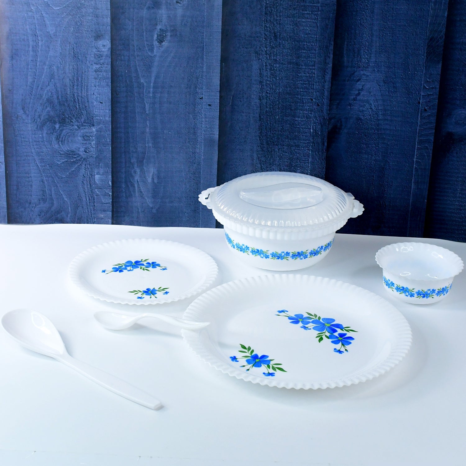 ALVENZA Plastic Dinner Set – Durable 36-Piece Blue Floral Design