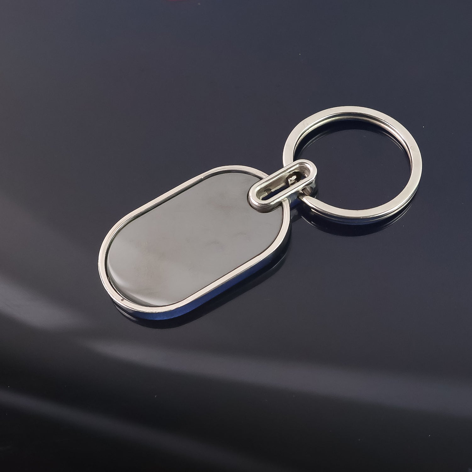 ALVENZA Oval Metal Keychain – Elegant Black & Silver Finish for Stylish Key Organization