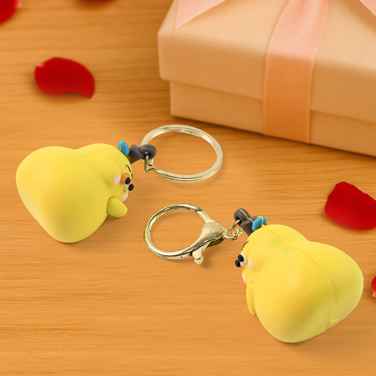ALVENZA Cute Cartoon Couple Keychain Set – Soft Rubber 2-in-1 Hugging Pair