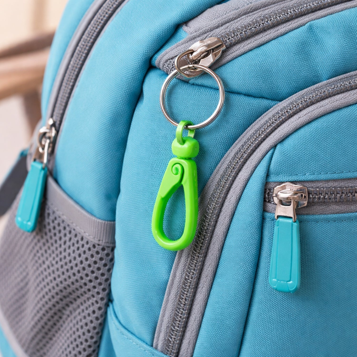 ALVENZA Mini Plastic Carabiner Keychain – Durable Clip for Keys & Bags