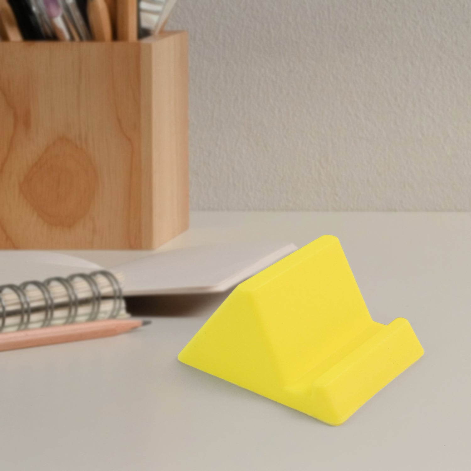 ALVENZA Plastic Mobile Phone Holder – Compact & Minimalist Stand