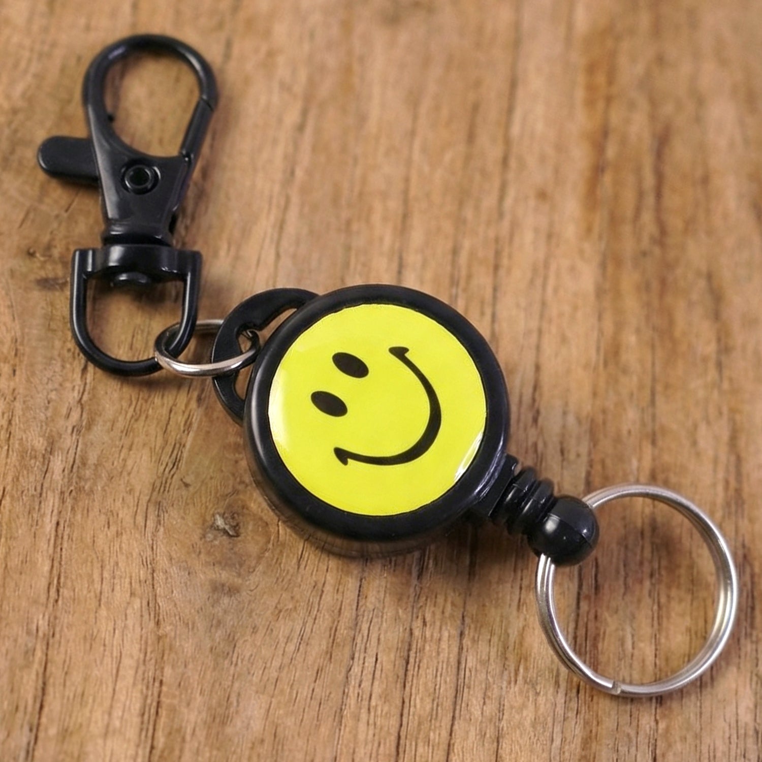 ALVENZA Smiley Face Retractable Keychain – Durable Heavy-Duty Clip