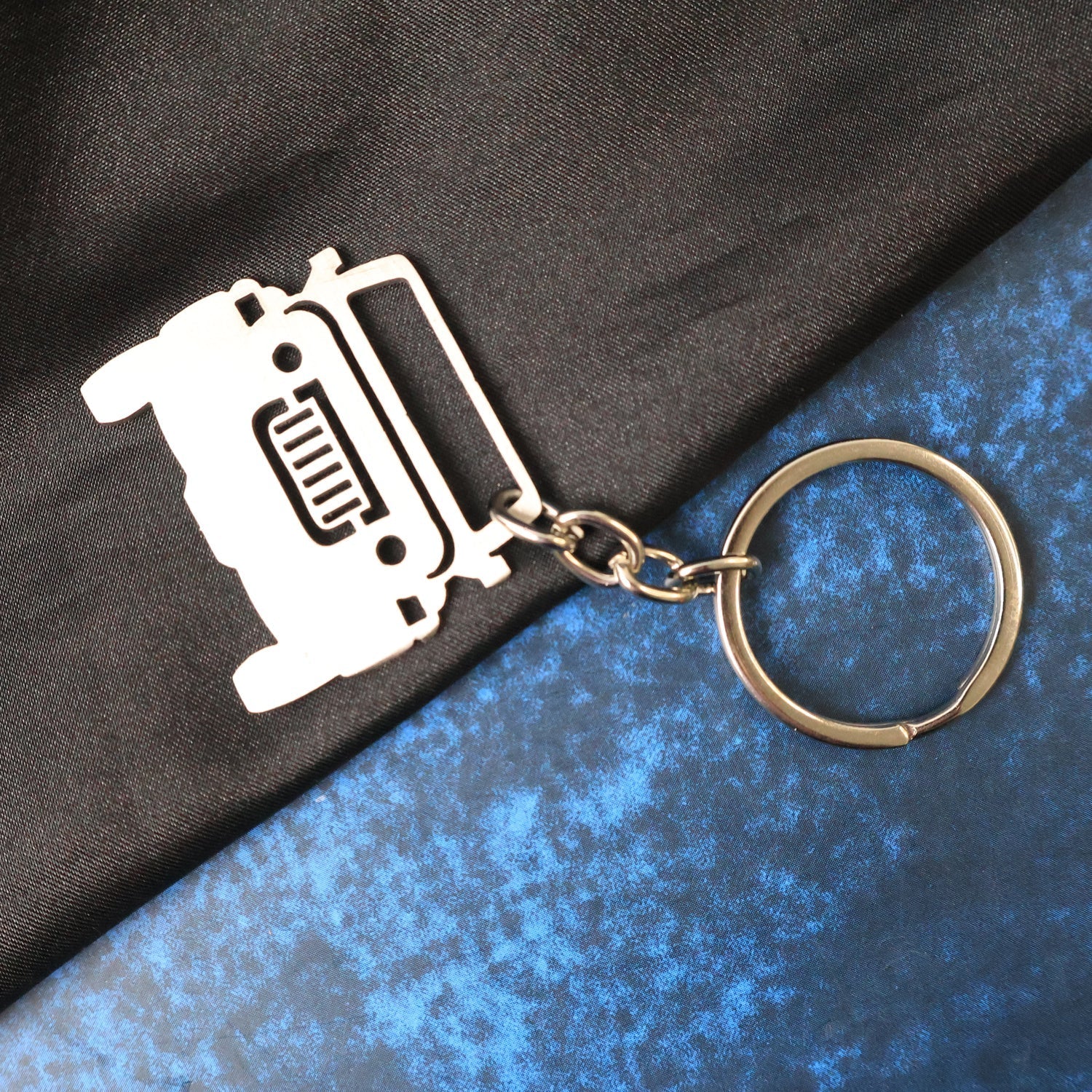 ALVENZA Metal Jeep Shape Keychain – Durable Stainless Steel Accessory