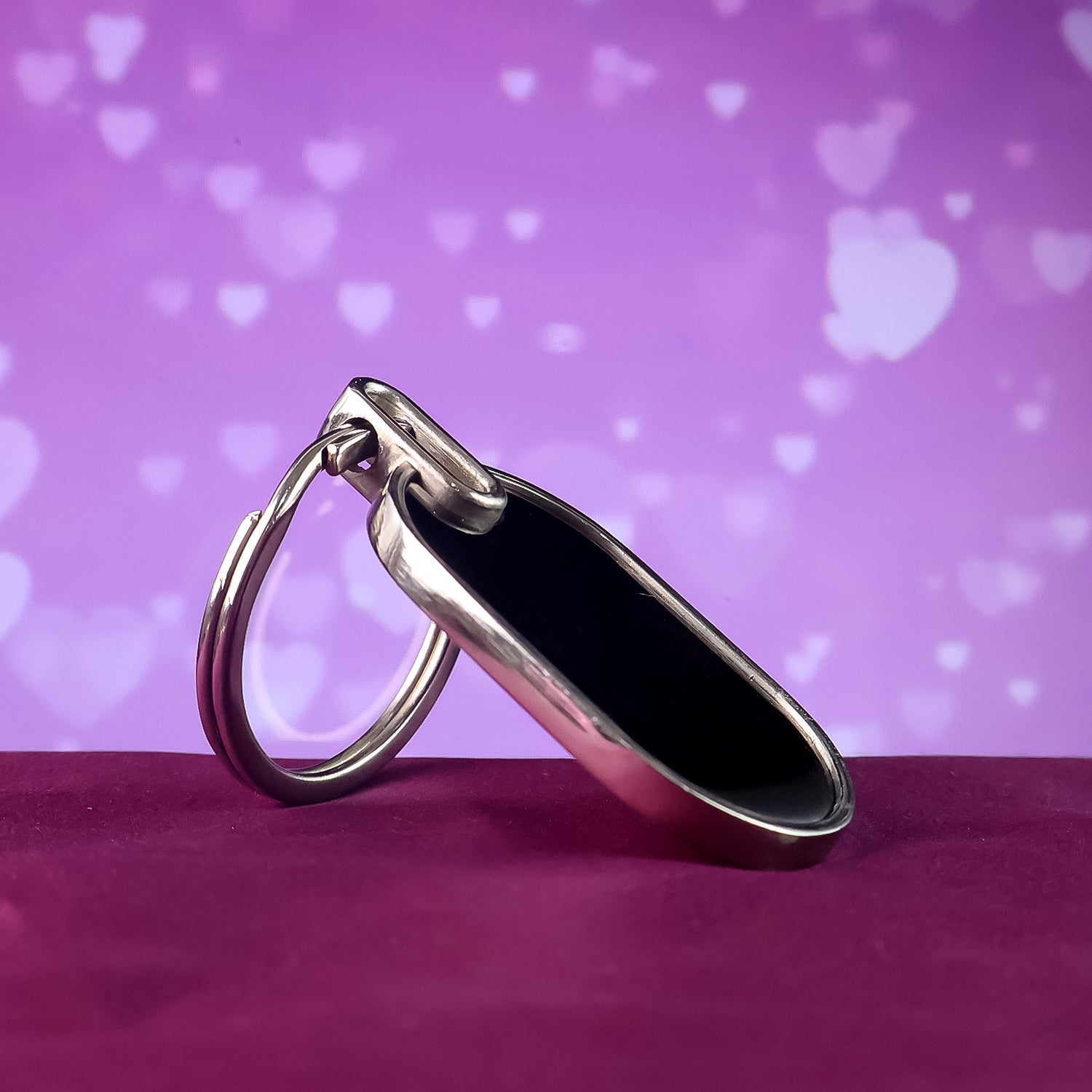 ALVENZA Oval Metal Keychain – Elegant Black & Silver Finish for Stylish Key Organization