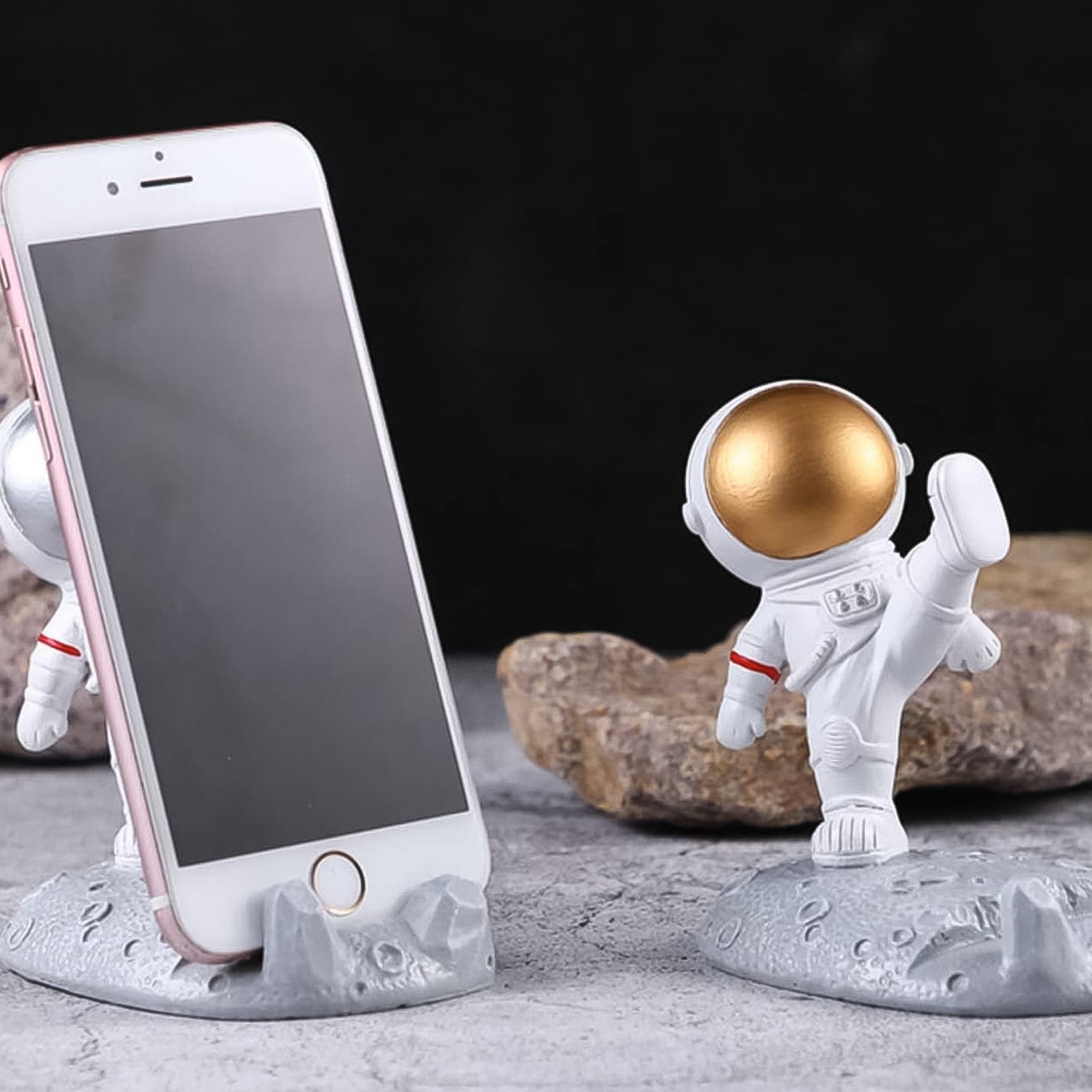 ALVENZA Astronaut Phone Holder – 3D Spaceman Design, Resin | PHOBIA