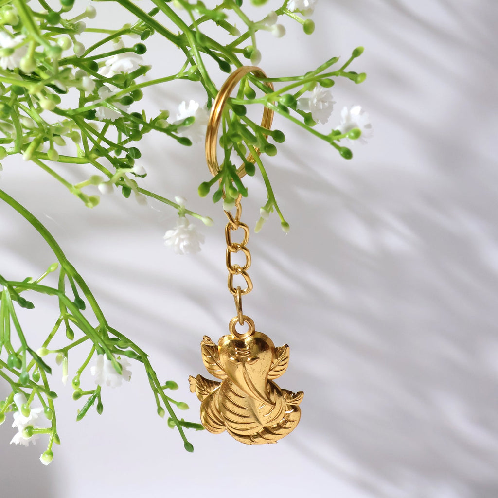 ALVENZA Ganesh Keychain – Durable Golden Leaf Design Accessory