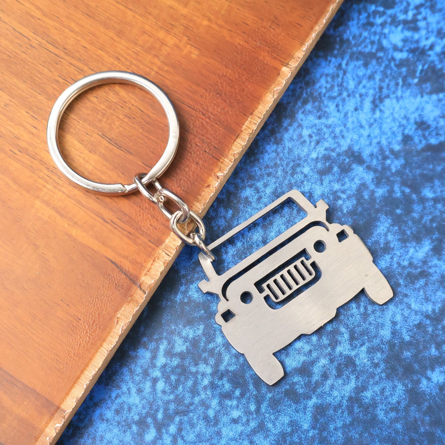 ALVENZA Metal Jeep Shape Keychain – Durable Stainless Steel Accessory
