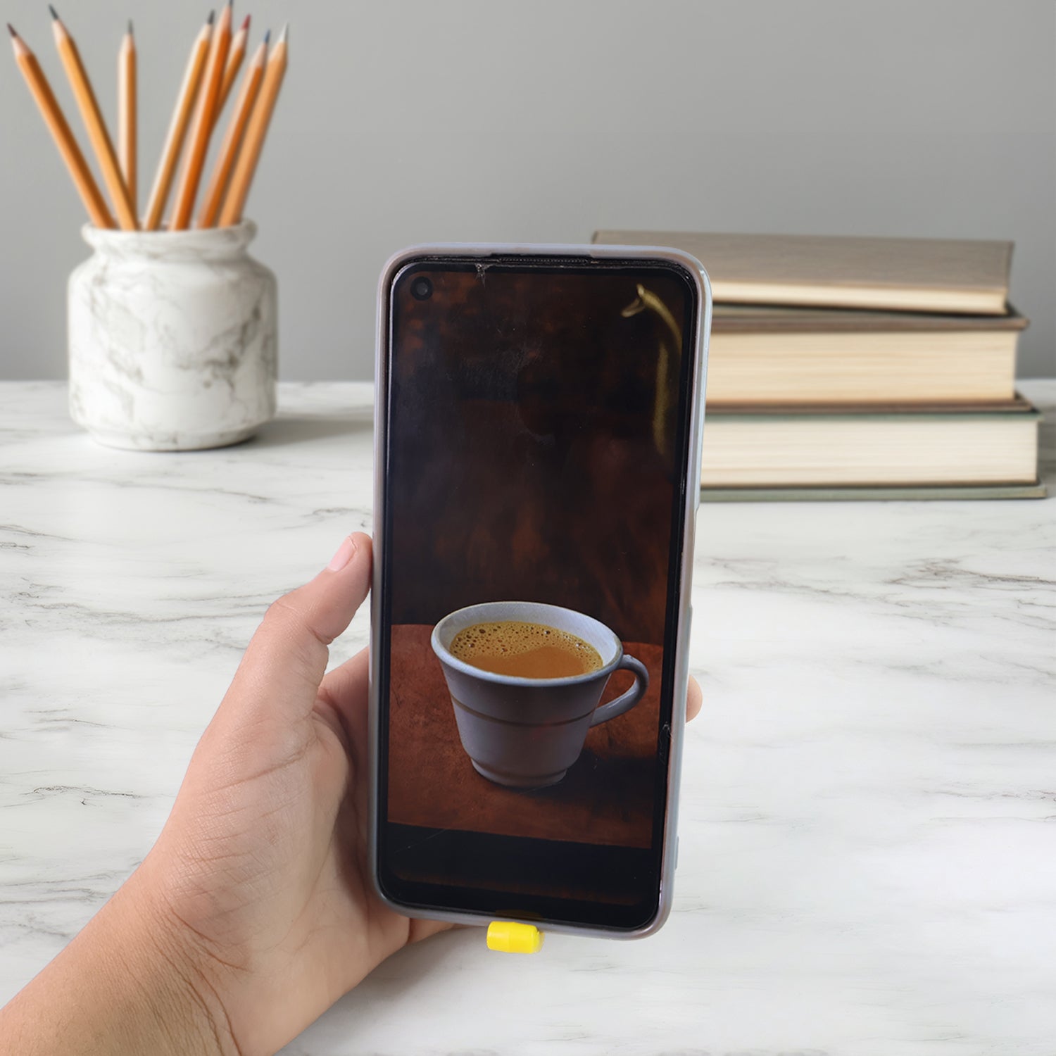 ALVENZA Dual-Finger Mobile Stand Keyring – Lightweight 2-in-1 Phone Holder