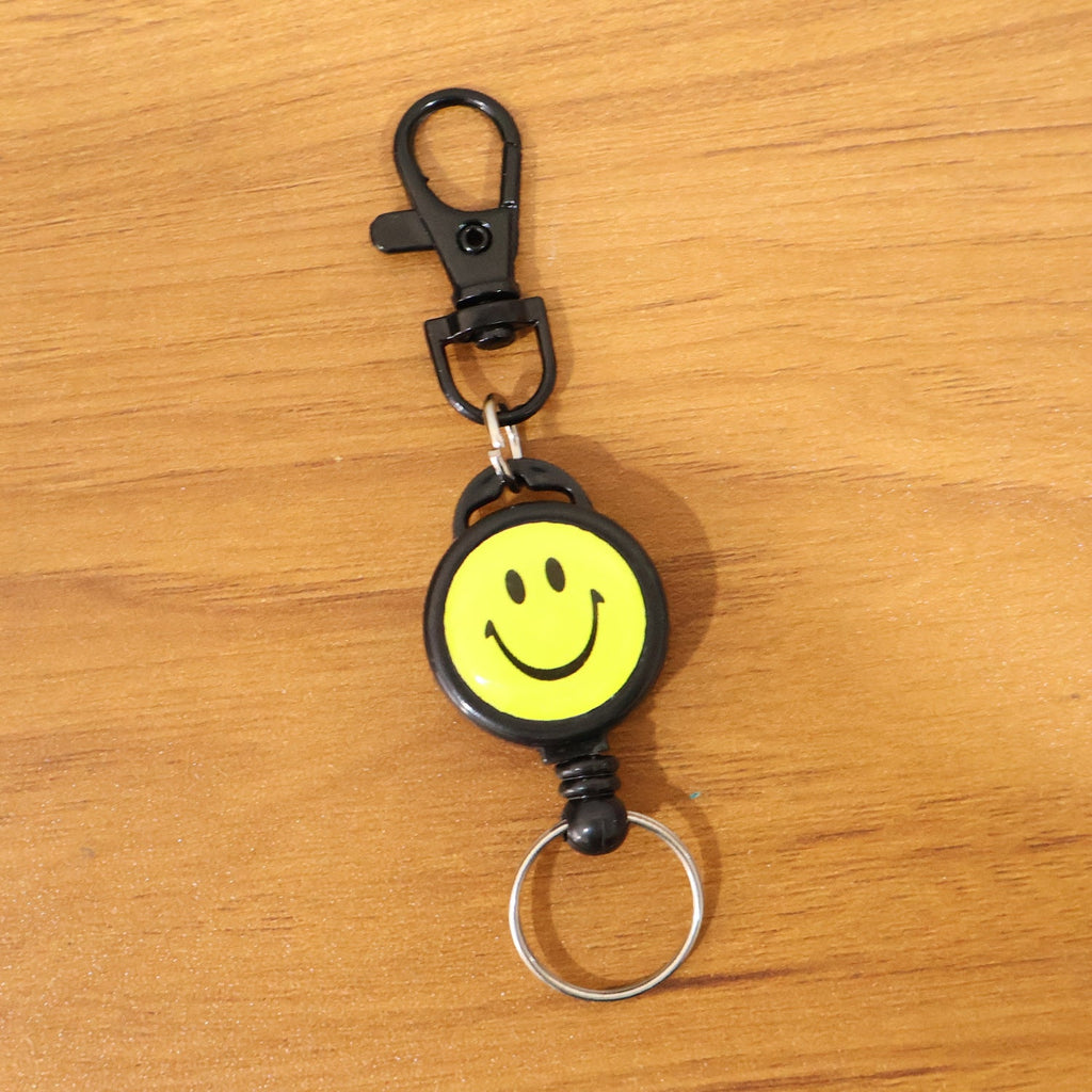 ALVENZA Smiley Face Retractable Keychain – Durable Heavy-Duty Clip