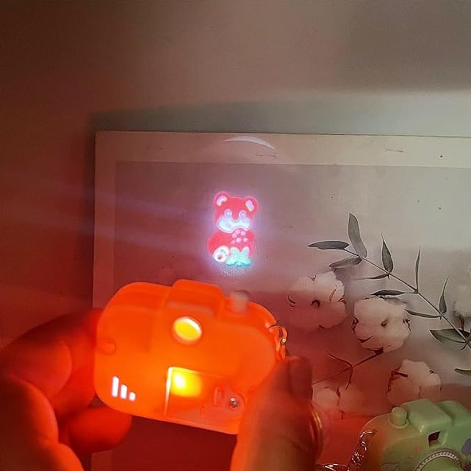 ALVENZA Projective Camera Keychain – Fun Rainbow Image Projector