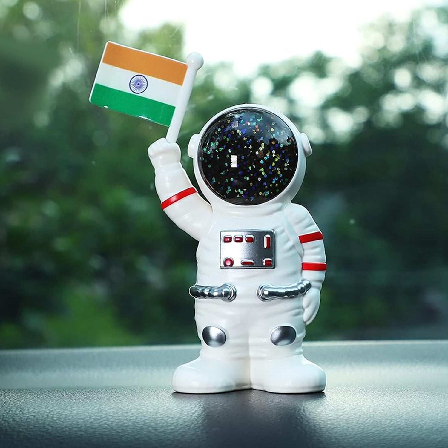 ALVENZA Solar Power Astronaut Ornament – Indian Flag Car Dashboard Décor