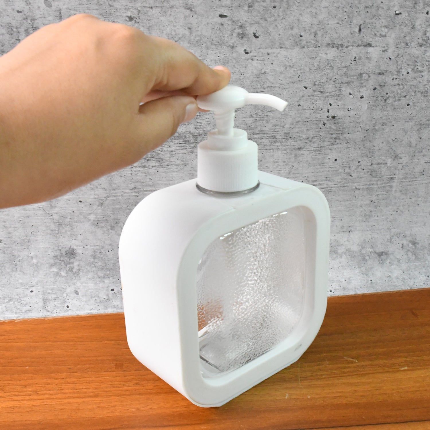 Soap Dispenser Clear Refillable Pump Bottle | VelvetBubbles - Detail View 7