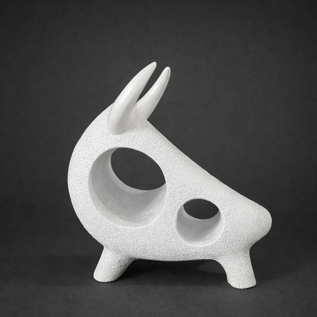 ALVENZA Modern Bull Sculpture – Contemporary Abstract Resin Decor