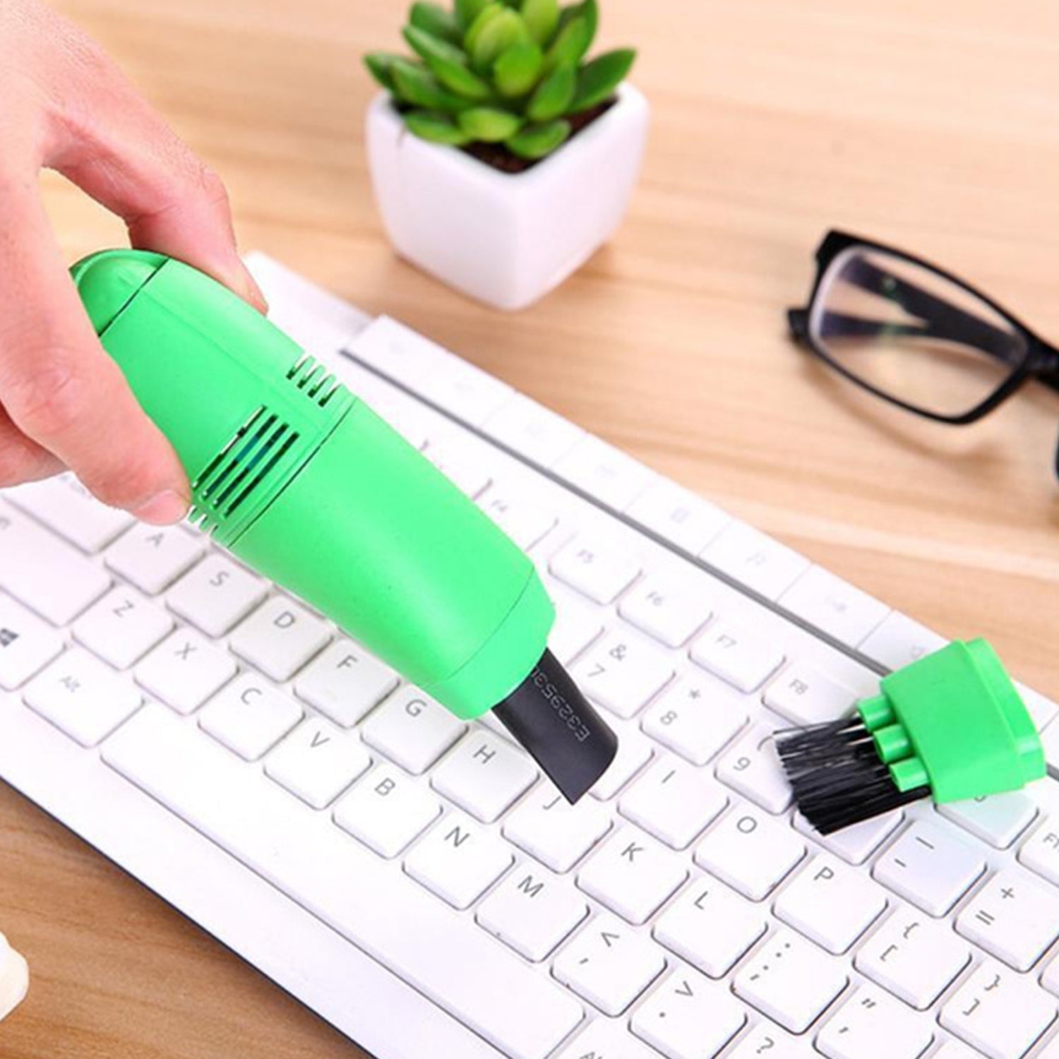 ALVENZA USB Mini Vacuum Cleaner – Portable for Car & Computer | Compshop