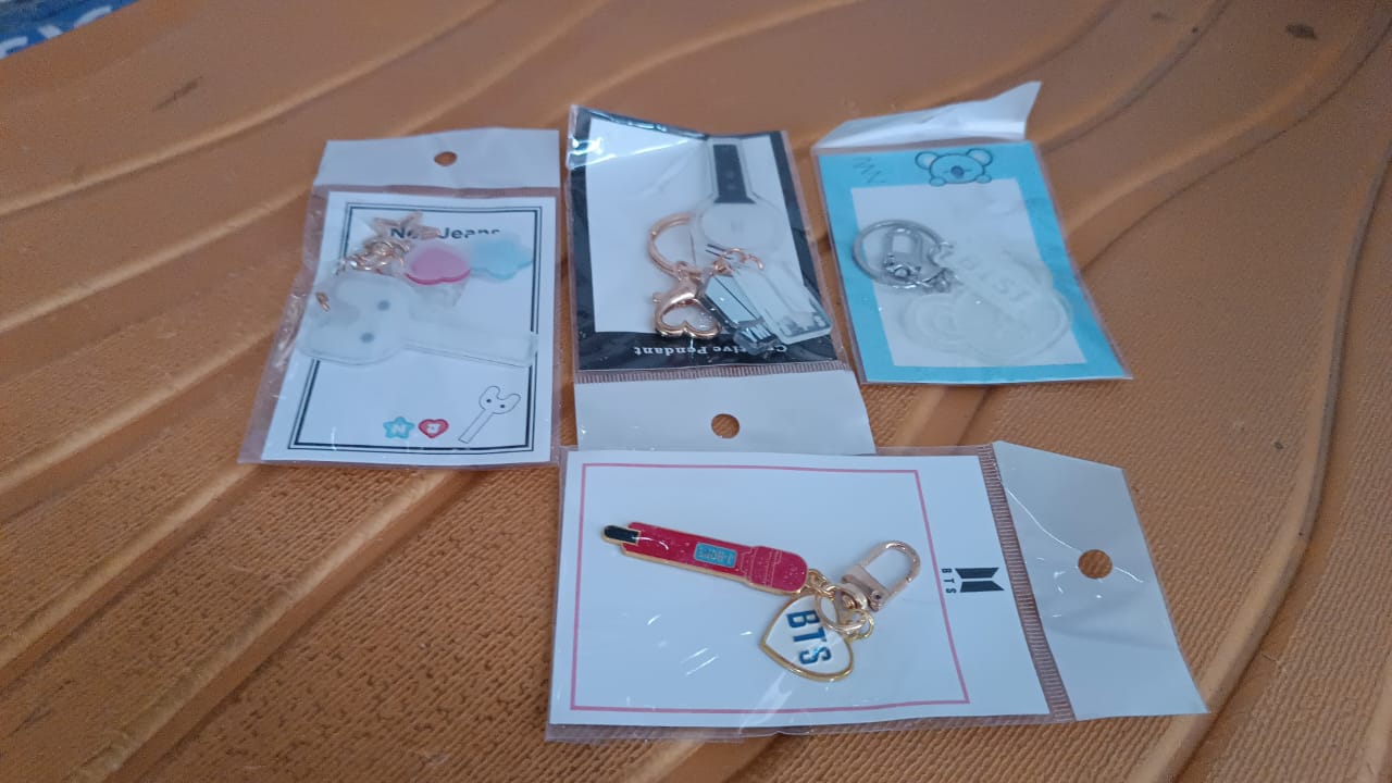 ALVENZA Acrylic Keychains – Cute & Durable Mixed Designs