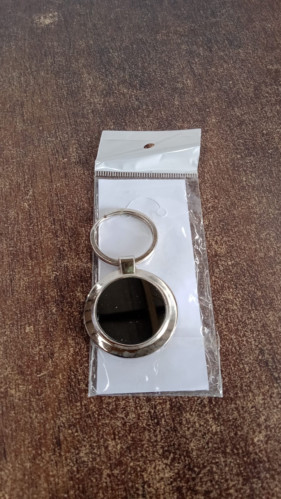 ALVENZA Round Metal Keychain – Durable Chrome Finish with Black Center