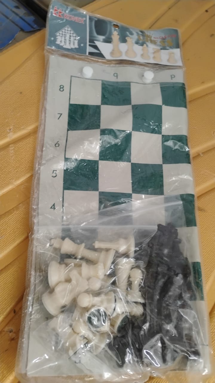 ALVENZA Portable Chess Set – Foldable, Travel-Friendly with Plastic Pieces
