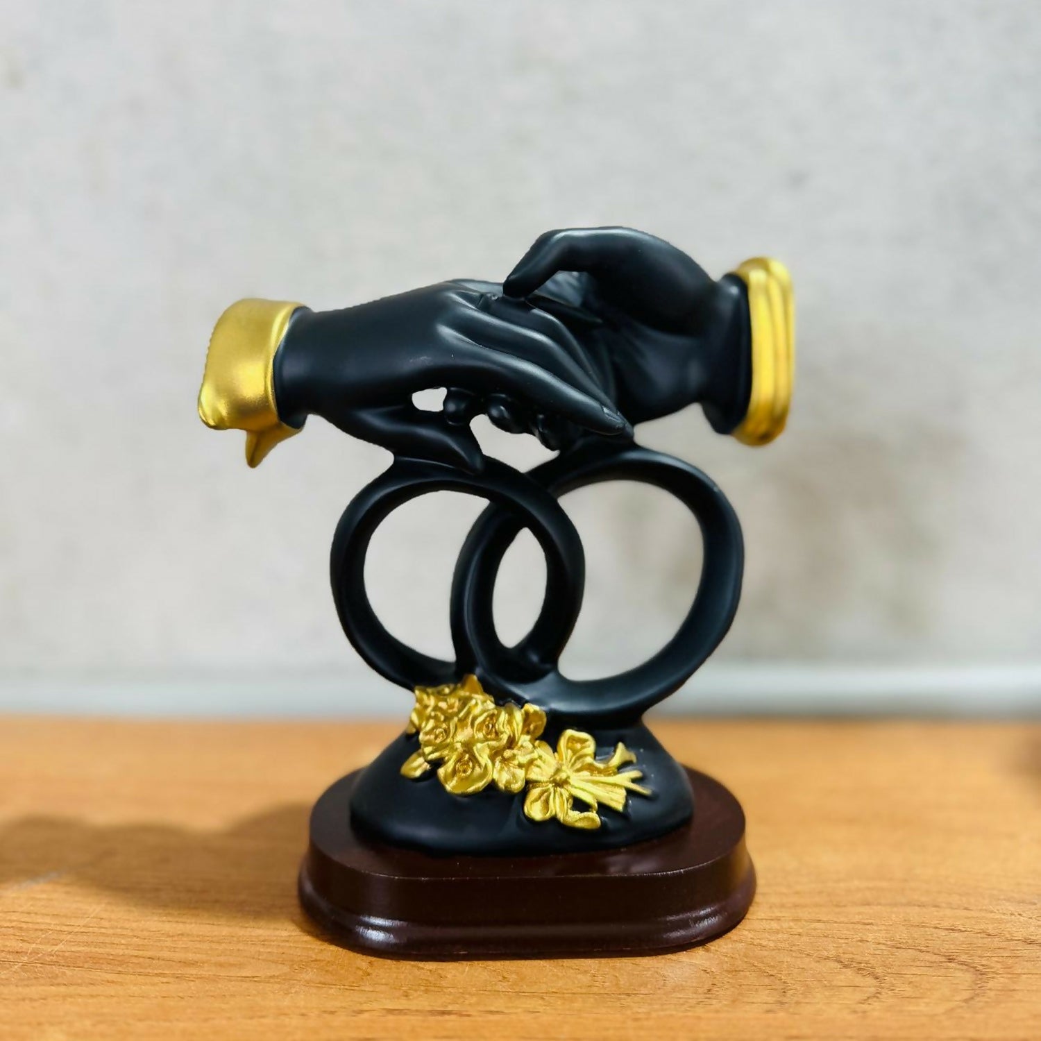 ALVENZA Black & Gold Handshake Figurine – Elegant Couple Décor with Interlocked Rings