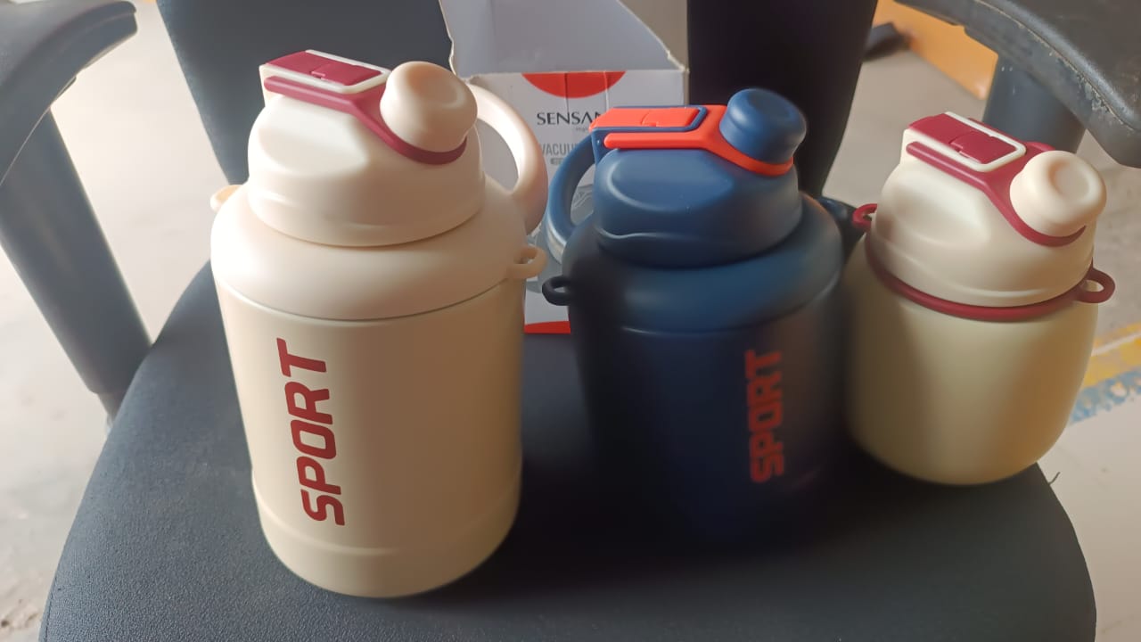 ALVENZA Sports Vacuum Bottle – Leak-Proof with Shoulder Strap
