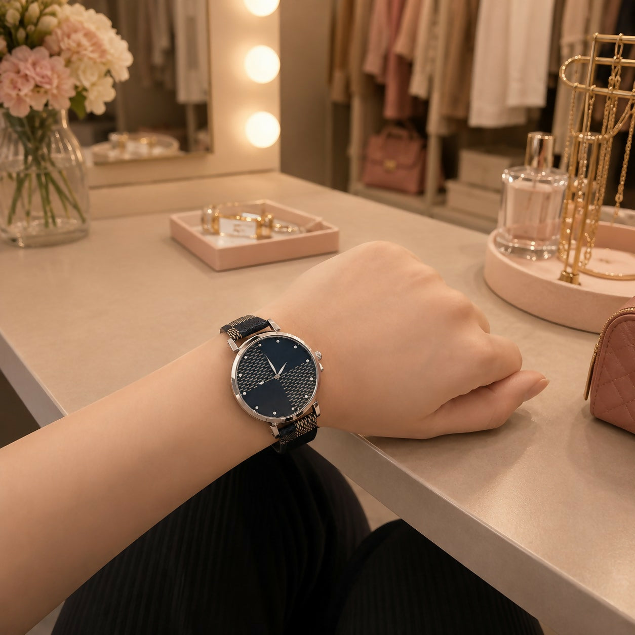 Women's Stylish Analog Wrist Watch – Elegant Patterned Strap for Daily Wear