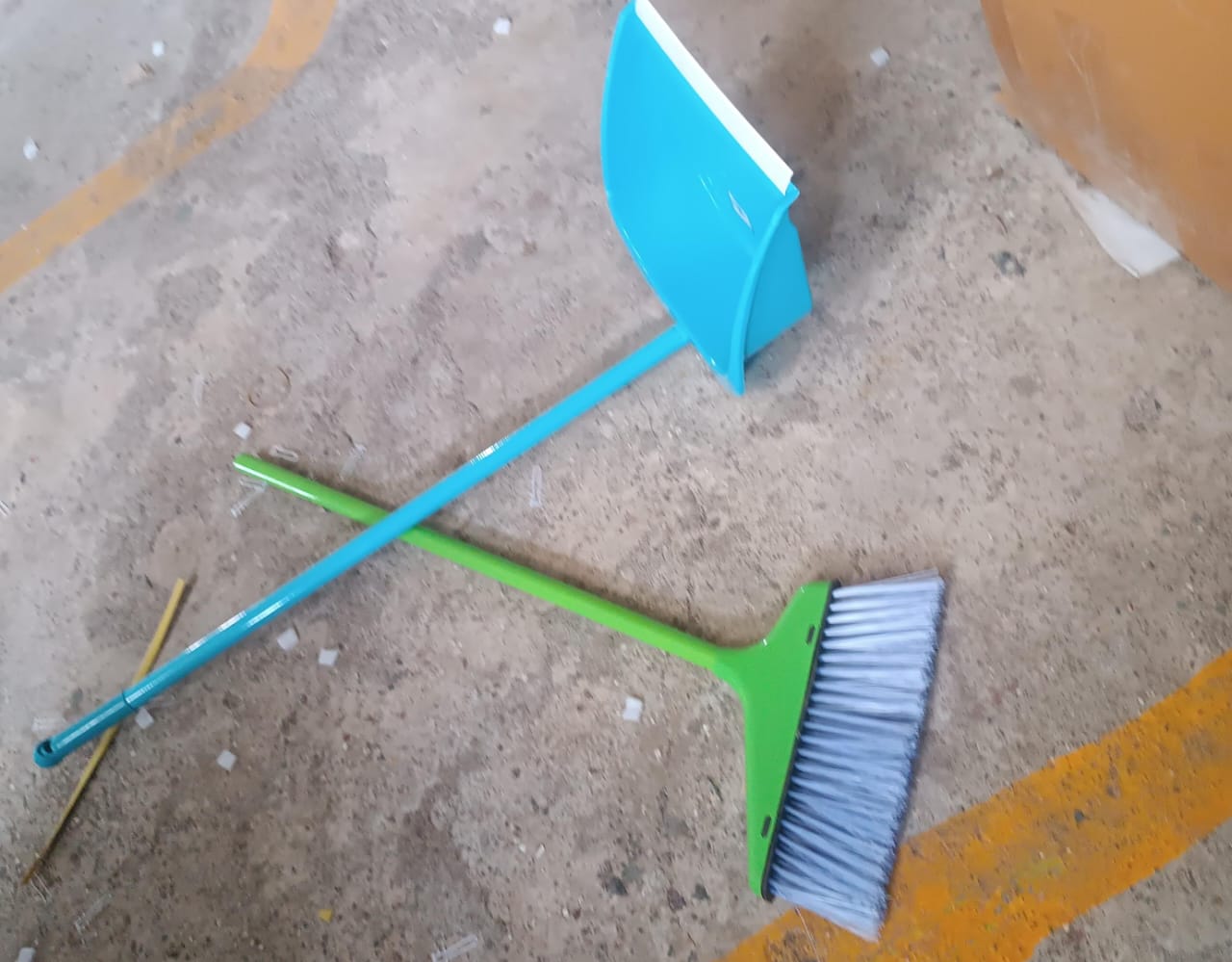 ALVENZA Dustpan and Brush Set – Ergonomic Handle for Easy Sweeping
