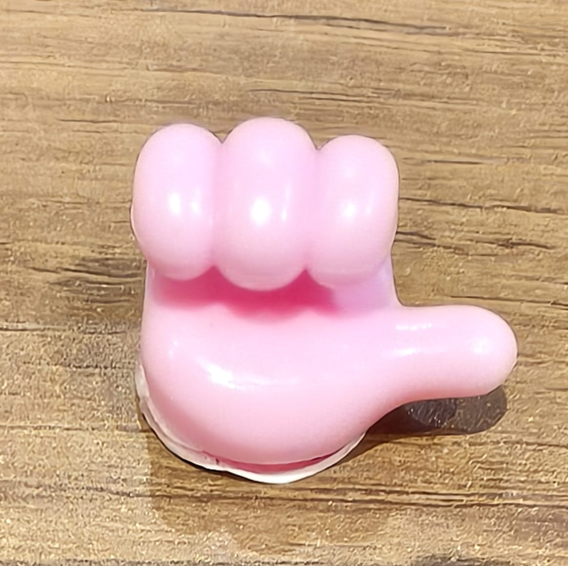 ALVENZA Hand-Shaped Wall Clip Holder – Pink Silicone Cable Organizer