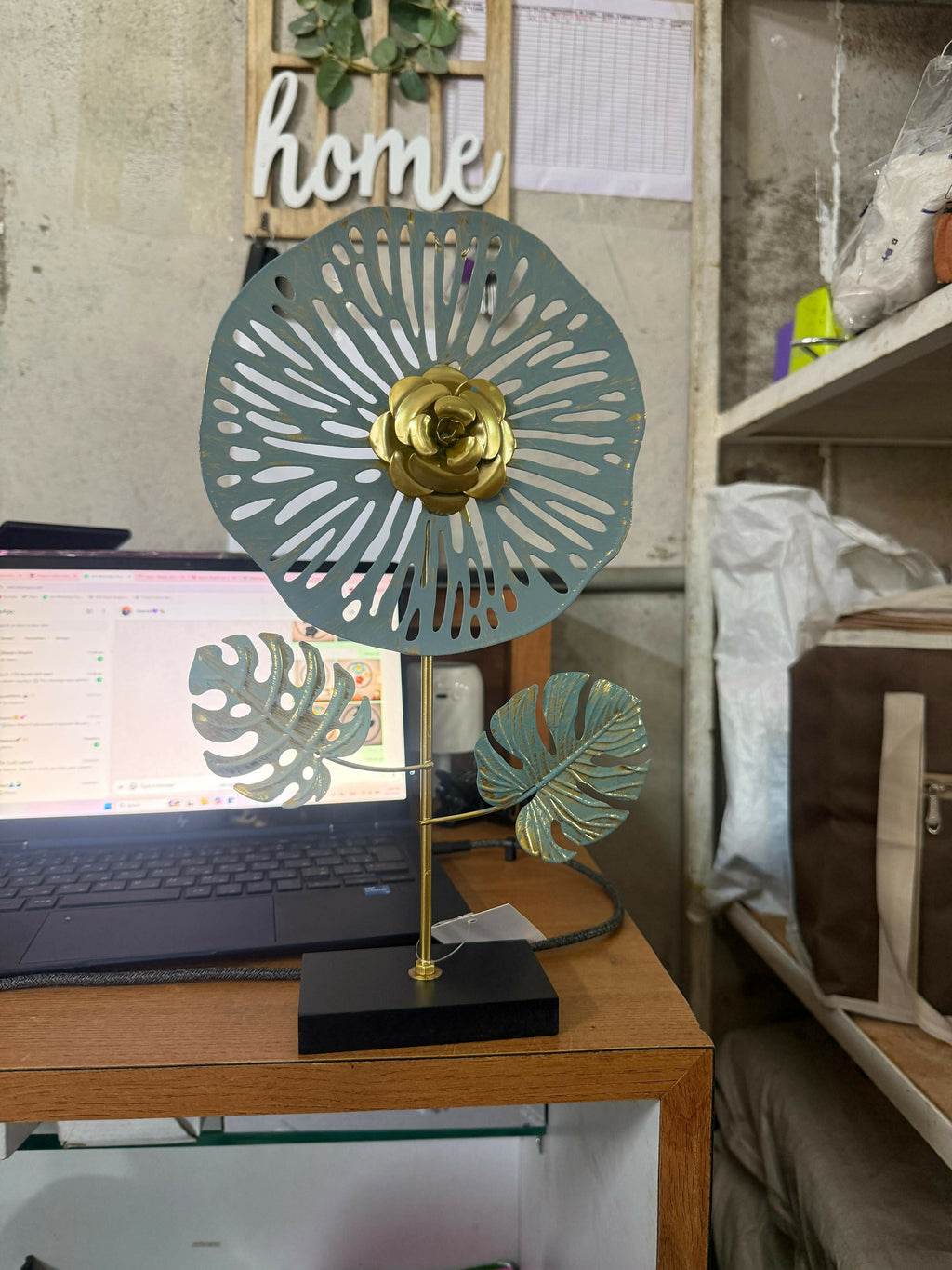ALVENZA Modern Metal Flower Decor – Elegant Tabletop Showpiece for Home & Office