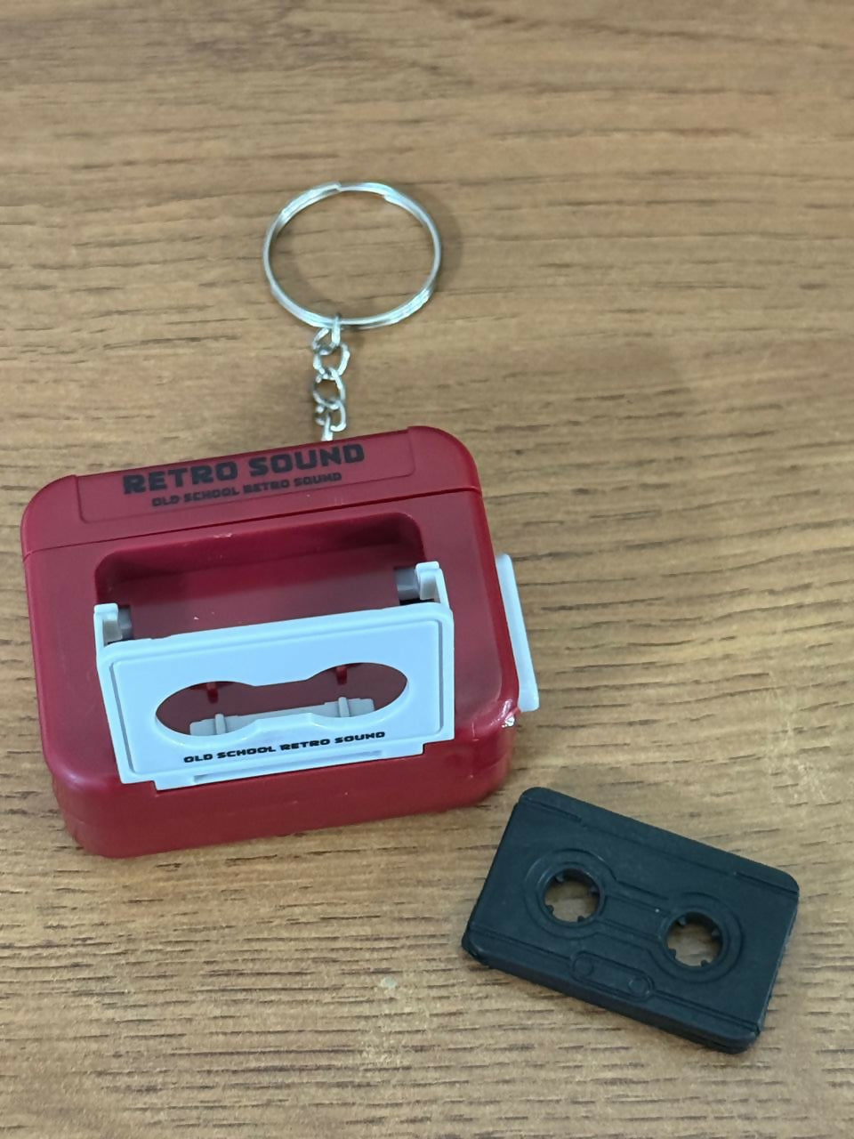 ALVENZA Retro Cassette Tape Sound Keychain – Nostalgic Click Button Design