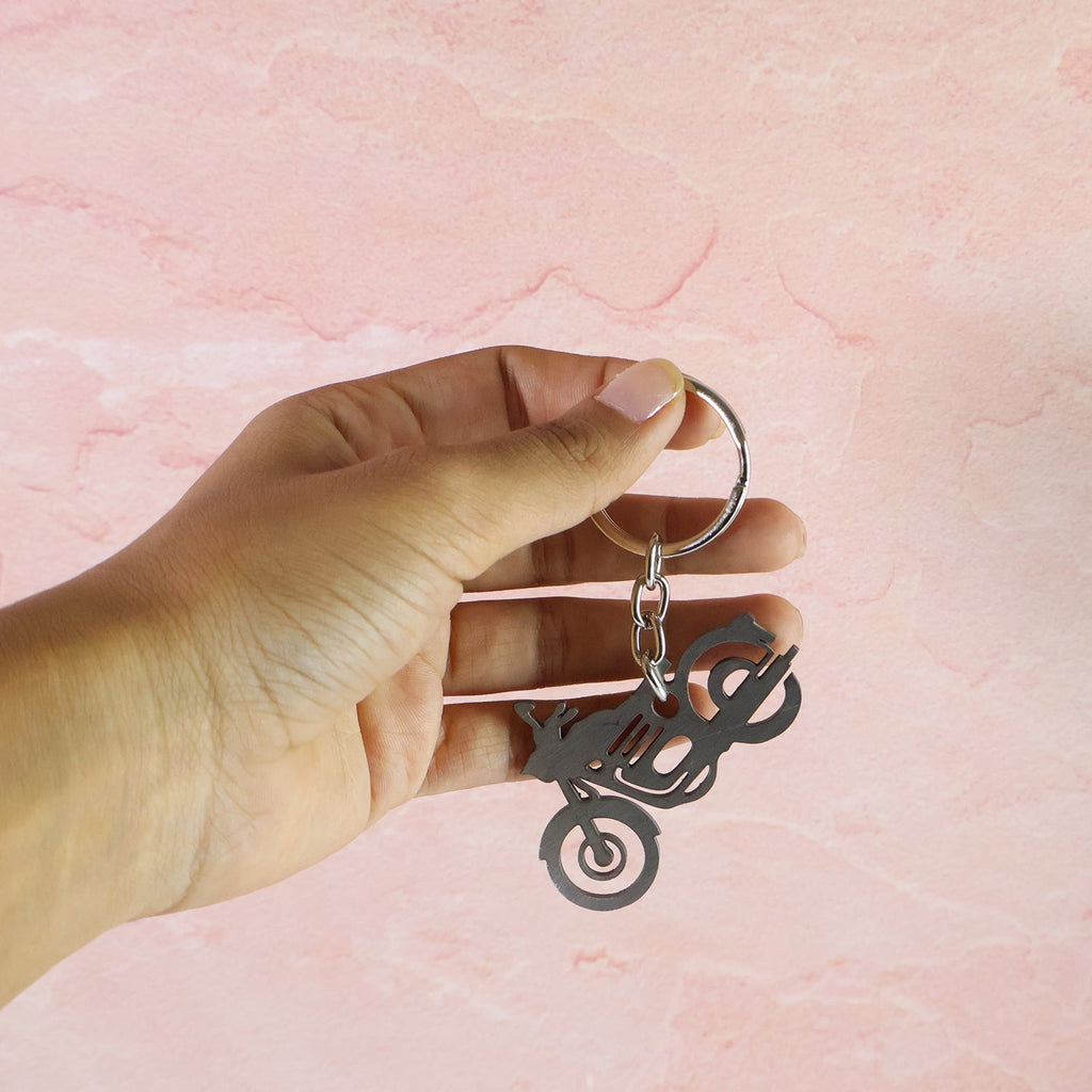 ALVENZA Motorcycle Keychain – Durable Metal Silhouette for Indian Riders