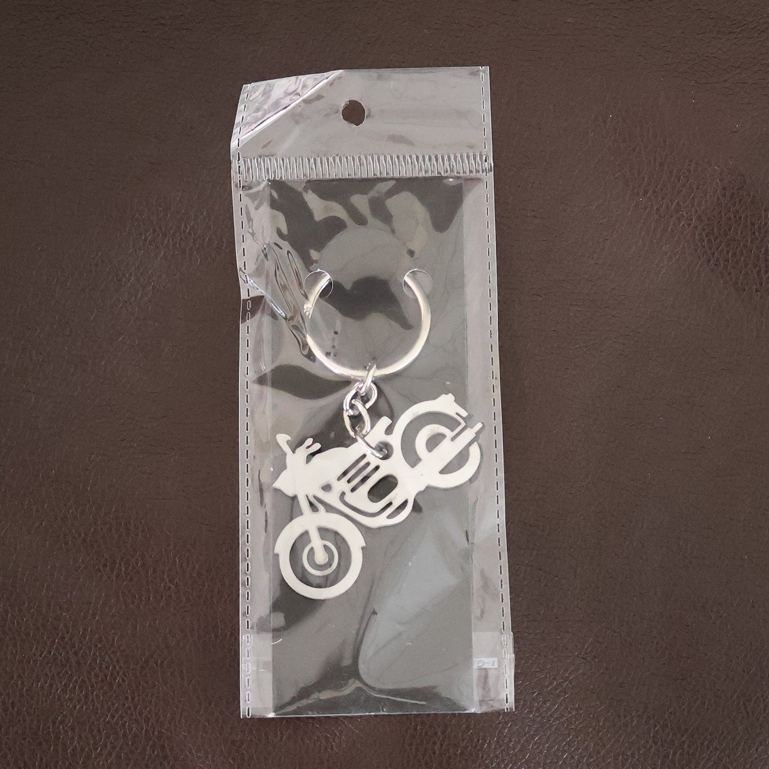 ALVENZA Motorcycle Keychain – Durable Metal Silhouette for Indian Riders