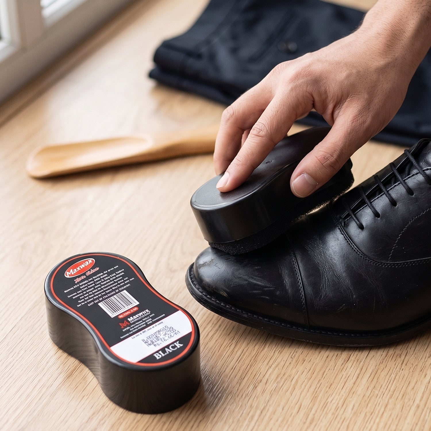 Shoe Shiner Instant Shine with Built-in Sponge Applicator - Front View