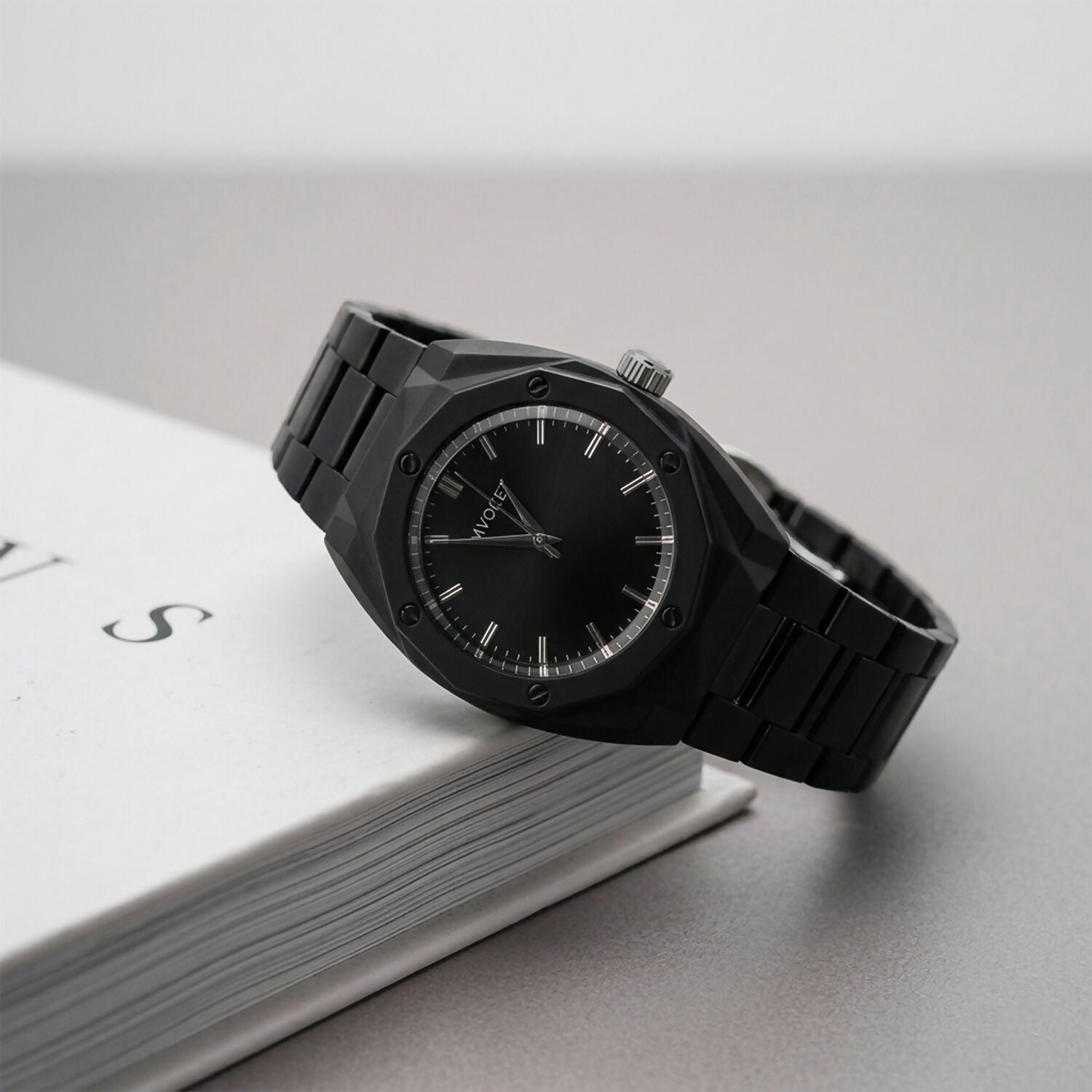 Luxury Matte Black Analog Watch – Elegant Geometric Dial & Metal Strap