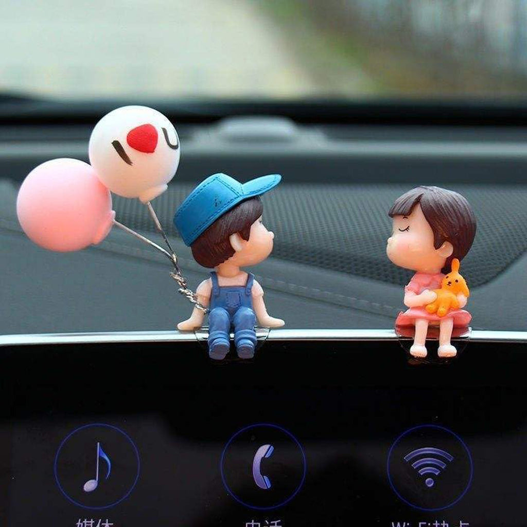 ALVENZA Cute Couple Car Dashboard Figurine – Romantic Mini Showpiece for Car & Home