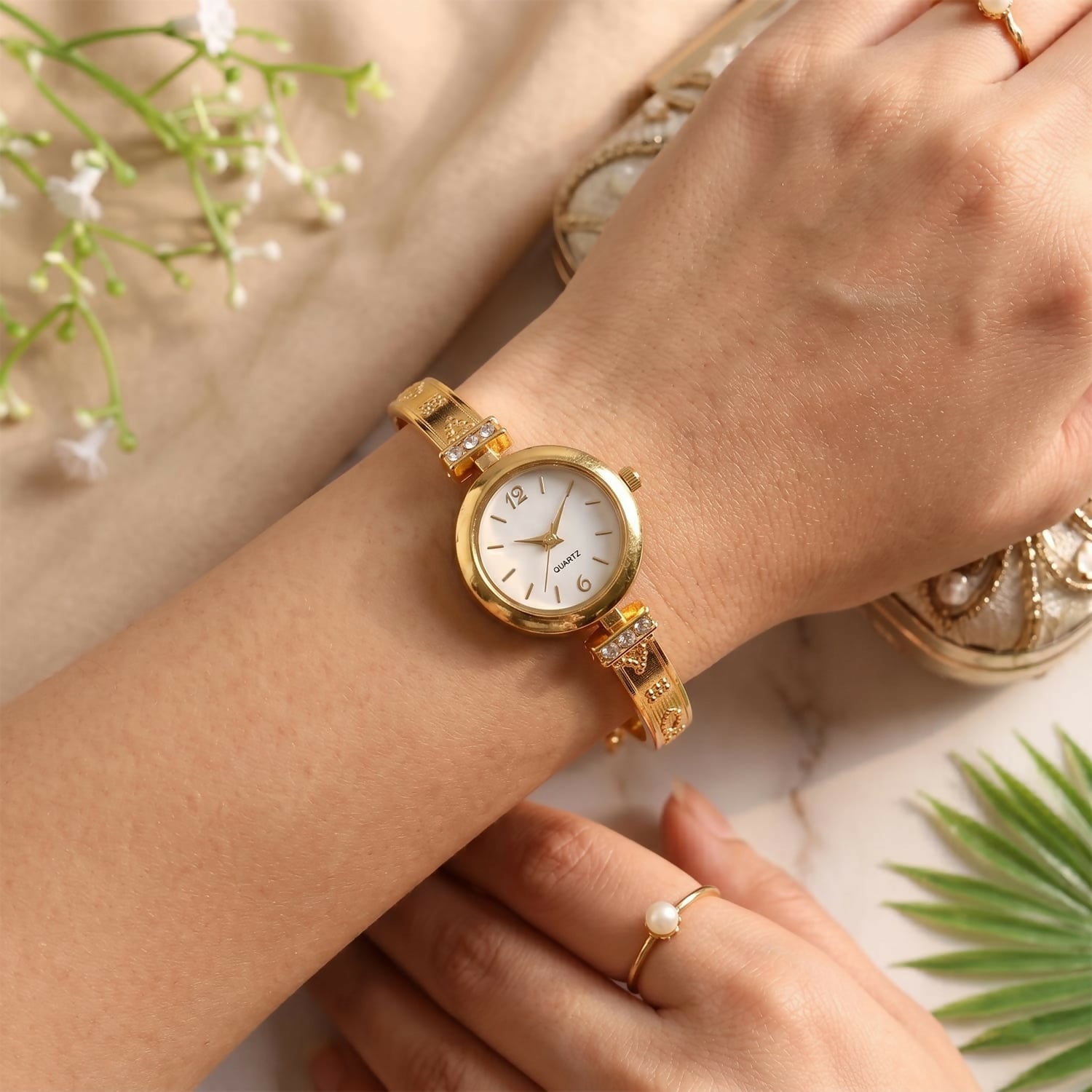 Gold Bracelet Watch – Elegant & Sparkling Quartz Timepiece