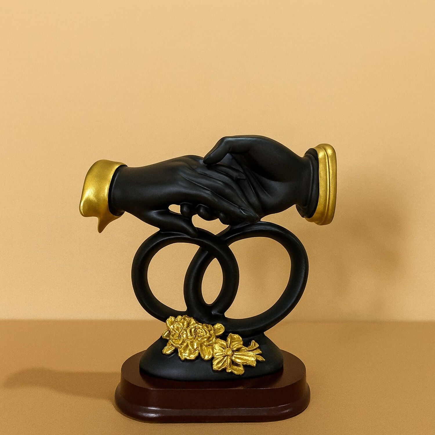 ALVENZA Black & Gold Handshake Figurine – Elegant Couple Décor with Interlocked Rings