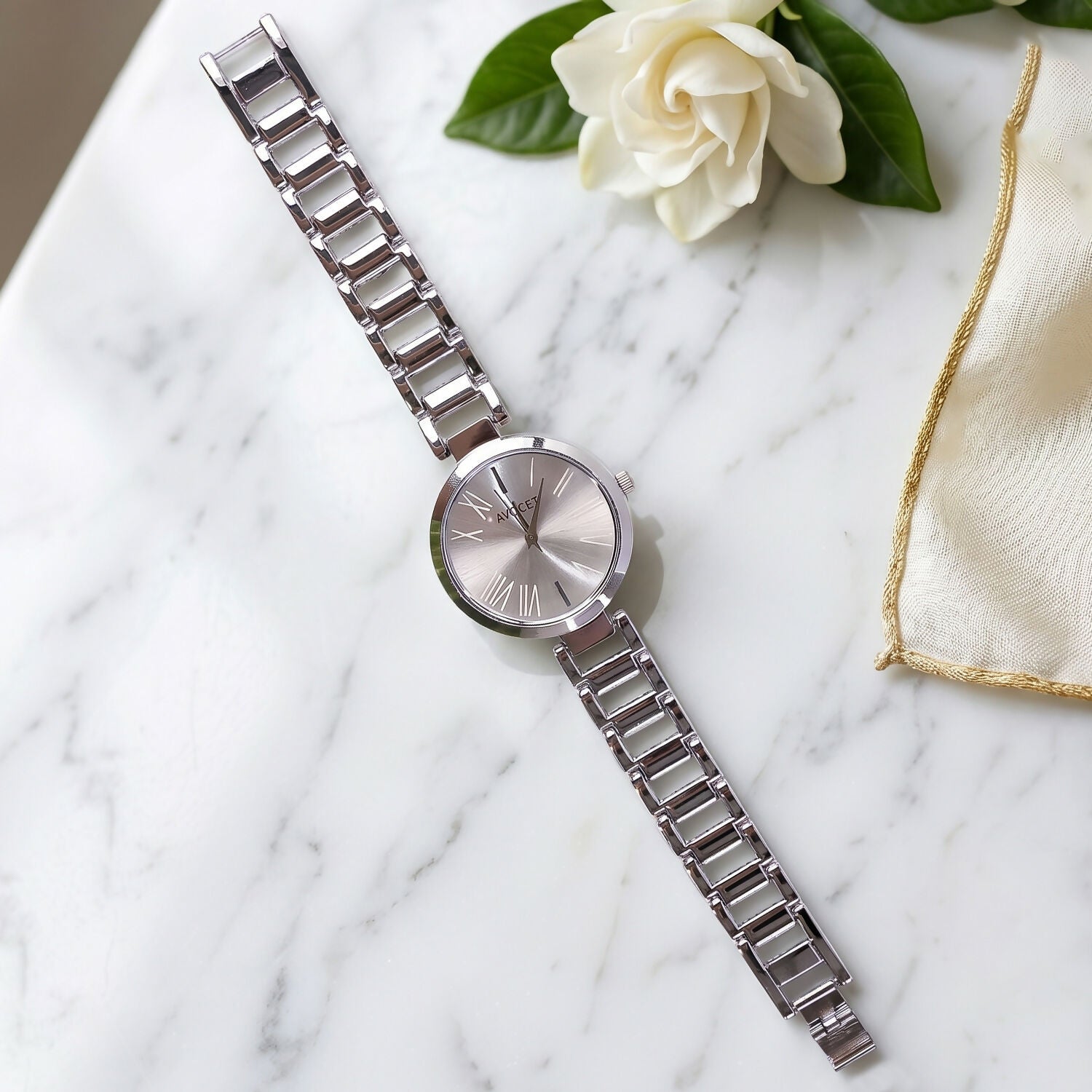 Minimal Silver Dial Women's Watch – Elegant & Versatile Accessory