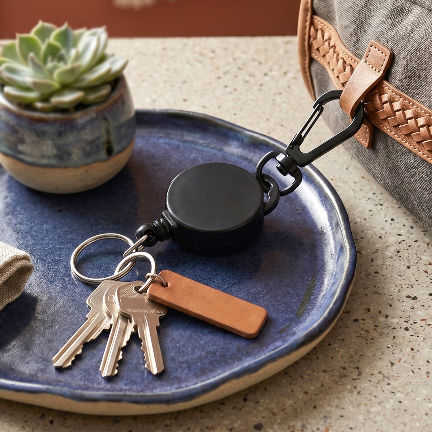 ALVENZA Retractable Keychain – Durable Anti-Lost with Clip | Velvet Wheels