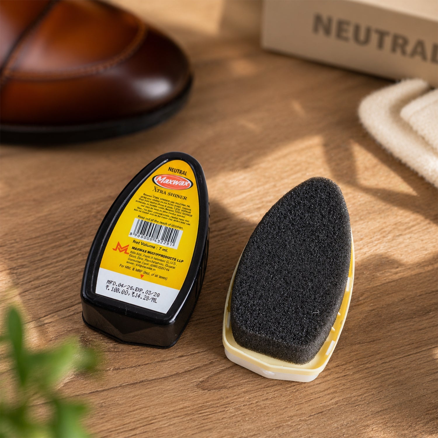 Maxwax Neutral Shoe Shiner Quick & Easy Leather Polish - Detail View 8