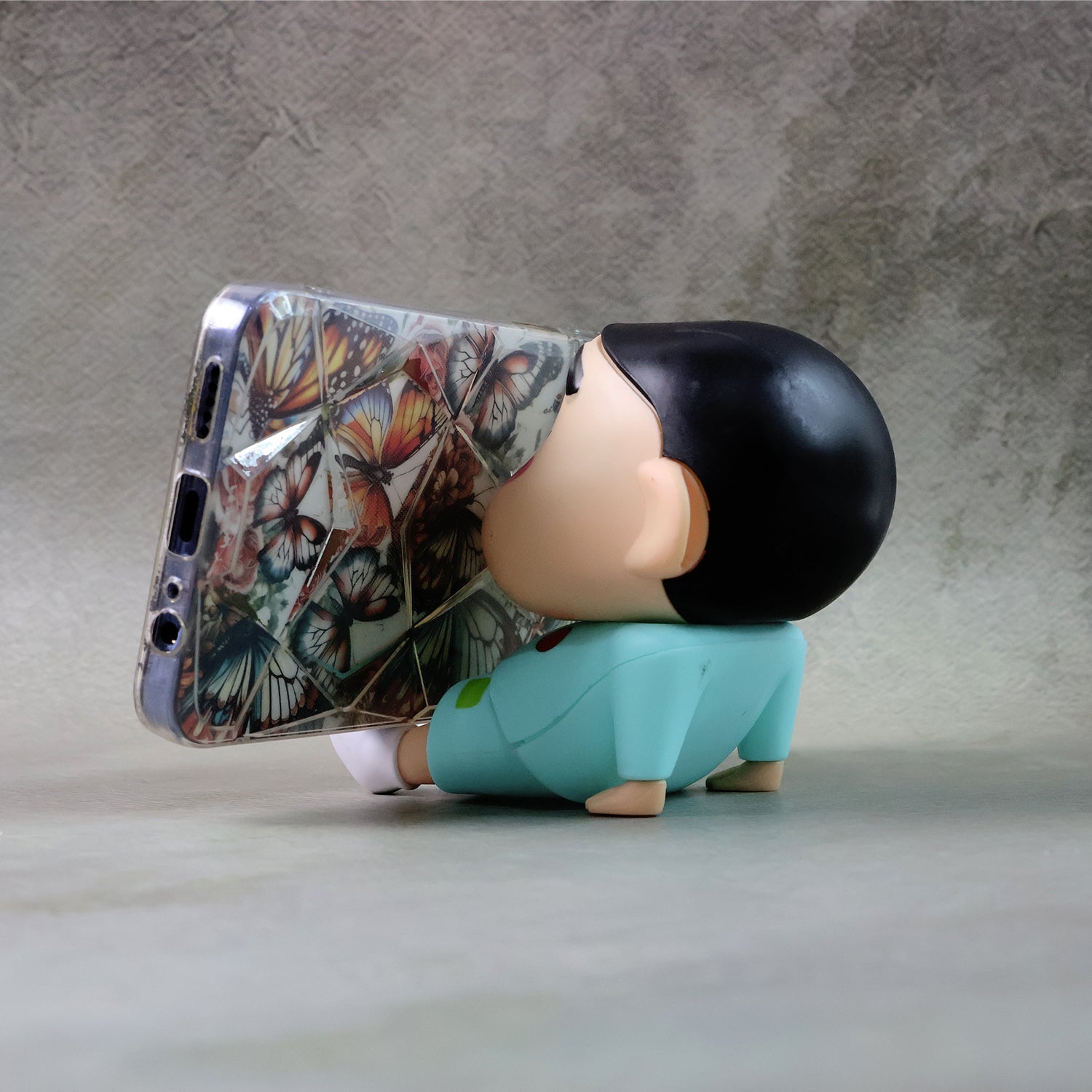 ALVENZA Cartoon Figurine Mobile Phone Stand – Stable & Anti-Slip Design