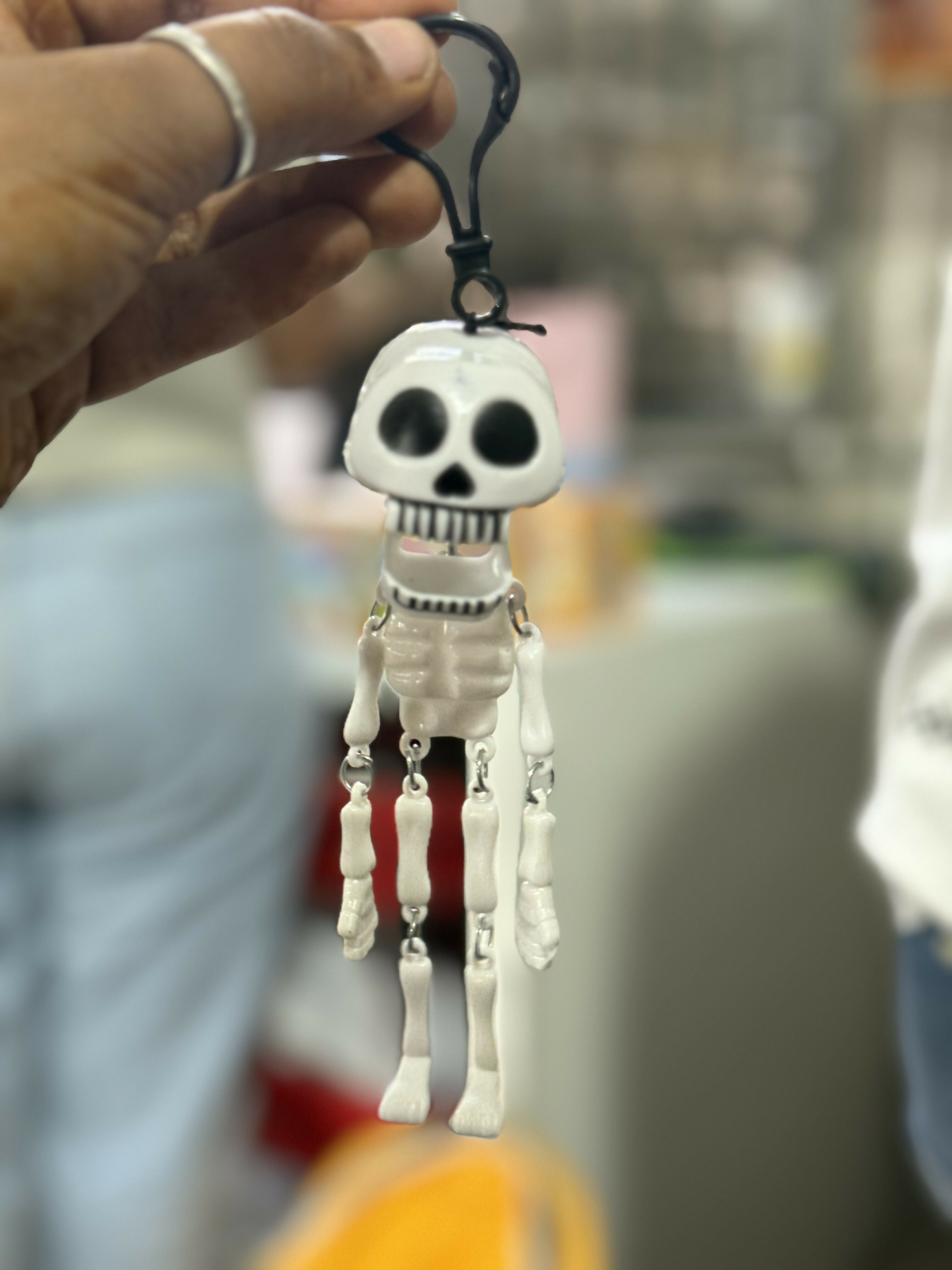 ALVENZA Mini Skeleton Keychain – Playful & Durable Accessory for Keys