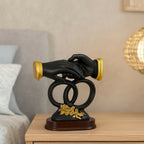 ALVENZA Black & Gold Handshake Figurine – Elegant Couple Décor with Interlocked Rings