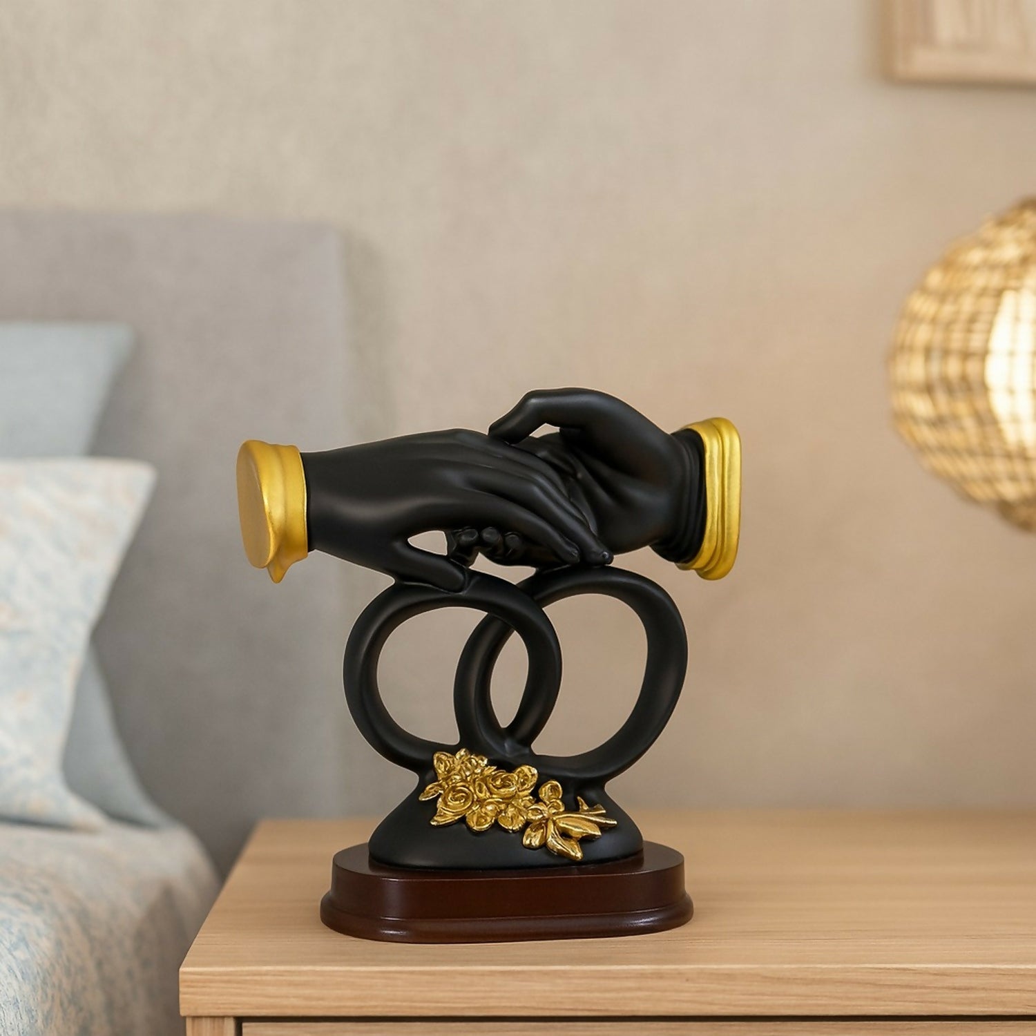 ALVENZA Black & Gold Handshake Figurine – Elegant Couple Décor with Interlocked Rings