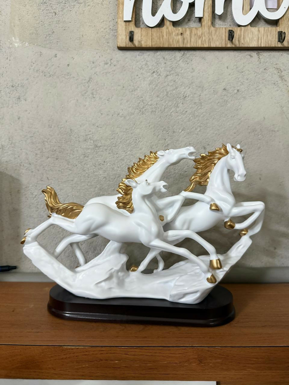  Running Horse Statue – Elegant Resin Home Decor Piece - Detail 7