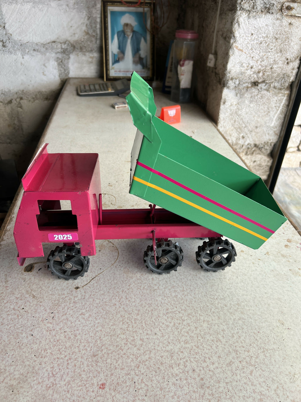 ALVENZA Kids Mini Truck Toy – Durable Construction & Moving Wheels